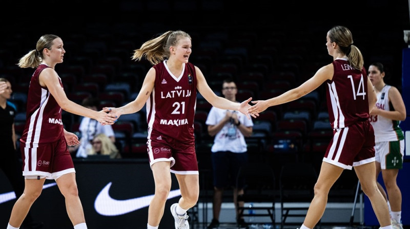 Enija Vīksne, Nikola Priede un Marta Leimane 2023. gada 4. augustā. Foto: FIBA