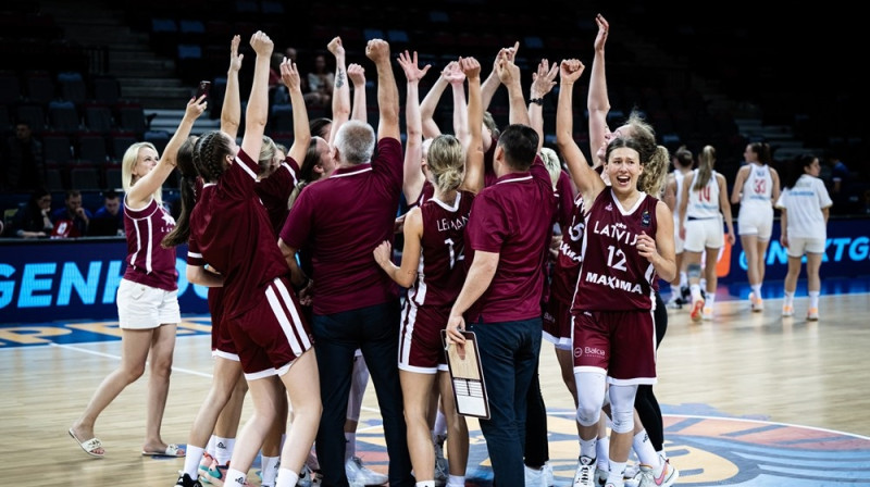 Aigars Nerips un Latvijas U20 basketbolistes 2023. gada 5. augustā. Foto: FIBA