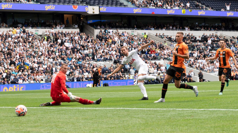 Mirklis pirms Harija Keina vārtu guvuma spēlē pret Doneckas "Shakhtar". Foto: John Barry/Imago Images/Scanpix