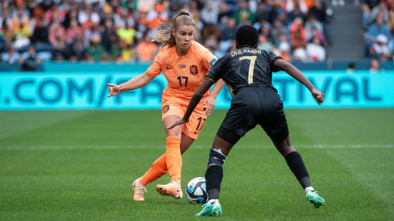 Nīderlandes valstsvienības futboliste Viktorija Pelova ar bumbu. Foto: Eibner/Imago Images/Scanpix