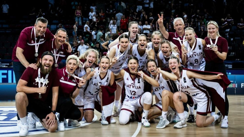 Latvijas U20 sieviešu izlase ar sudraba godalgām. Foto: FIBA