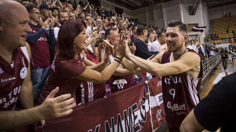 Dairis Bertāns ar Latvijas izlases faniem Krētas salā. Foto: FIBA