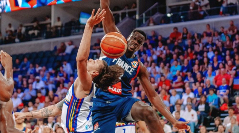 Mirklis pēc Mustafā Falla veiktā bumbas trieciena grozā. Foto: Équipes de France de Basket