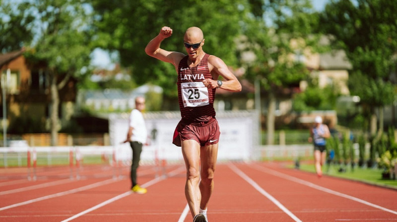 Arnis Rumbenieks savu skatītāju priekšā ar skaļām ovācijām izcīna jau astoto uzvaru Prezidenta Balvā un pirmo kausu. Foto: Guntis Bērziņš.