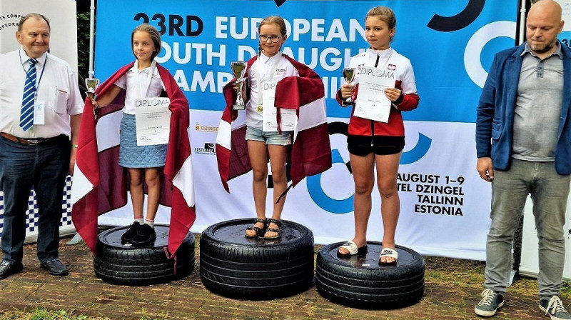 Godalgotais trijnieks U10 grupā meitenēm ar Latvijas pārstāvēm uz diviem augstākiem pjedestāla pakāpieniem. Foto: Latvijas Dambretes federācija.