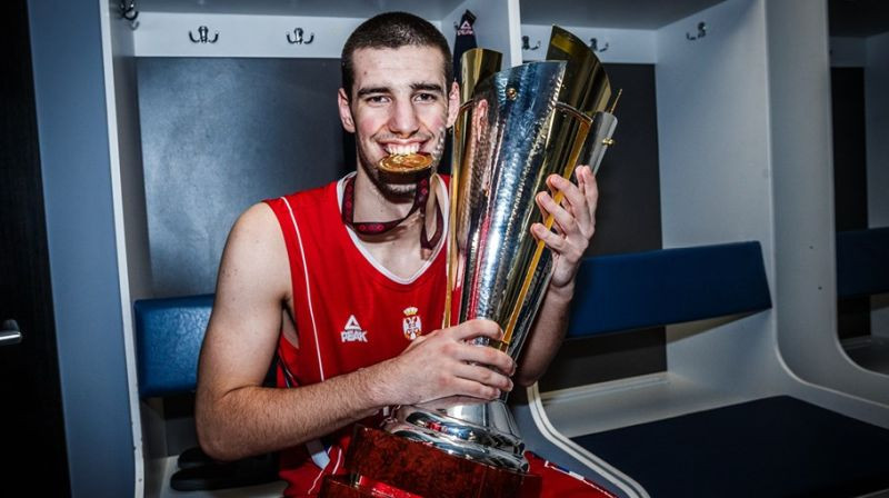 Toma Vasiļjevičs 2018. gadā Rīgā ar Eiropas U20 čempionu kausu. Foto: FIBA