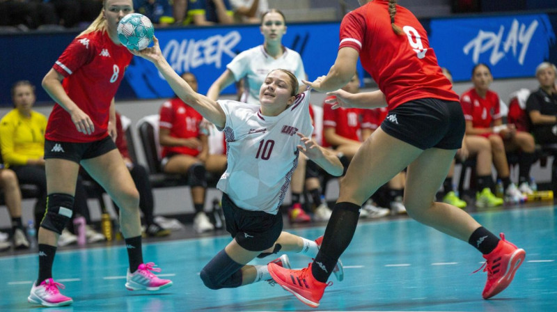 Latvijas U17 valstsvienības handboliste Elīza Bilkšte uzbrukumā. Foto: EHF