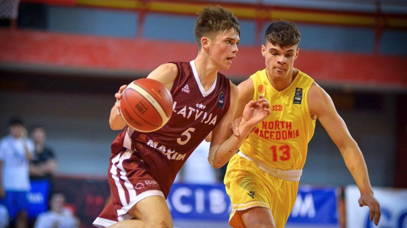 Adrians Andževs ar bumbu. Foto: FIBA