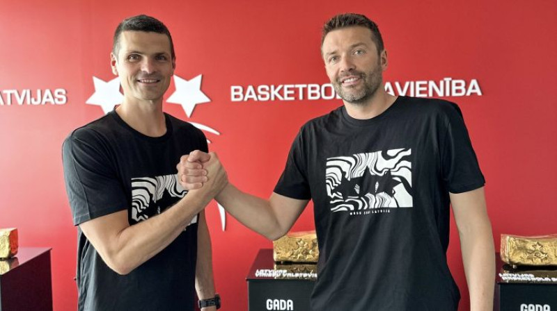 Salvis Mētra un Kristaps Janičenoks. Foto: basket.lv