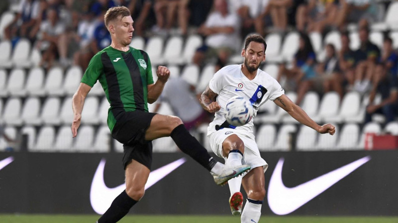 Milānas "Inter" futbolists Hakans Čalhanolu cīņā par bumbu. Foto: Gribaudi/ImagePhoto/Imago Images/Scanpix