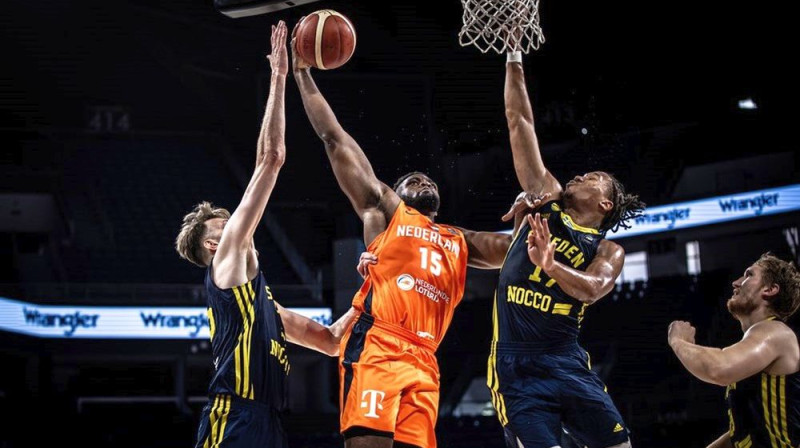 Mirklis no Zviedrijas un Nīderlandes valstsvienību spēles. Foto: FIBA