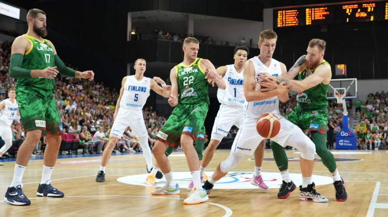 Cīņa par bumbu Lietuvas un Somijas valstsvienību spēlē. Foto: basket.fi