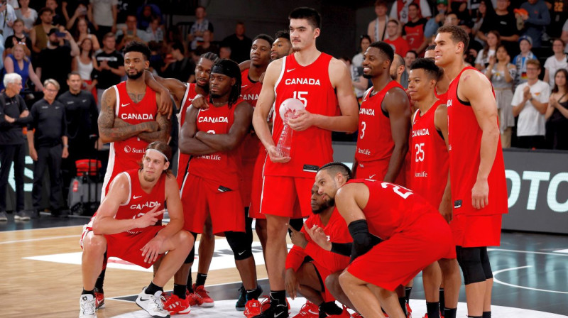 Kanādas valstsvienības basketbolisti ar izcīnīto DBB Superkausu. Foto: Alexander Trienitz/Imago Images/Scanpix