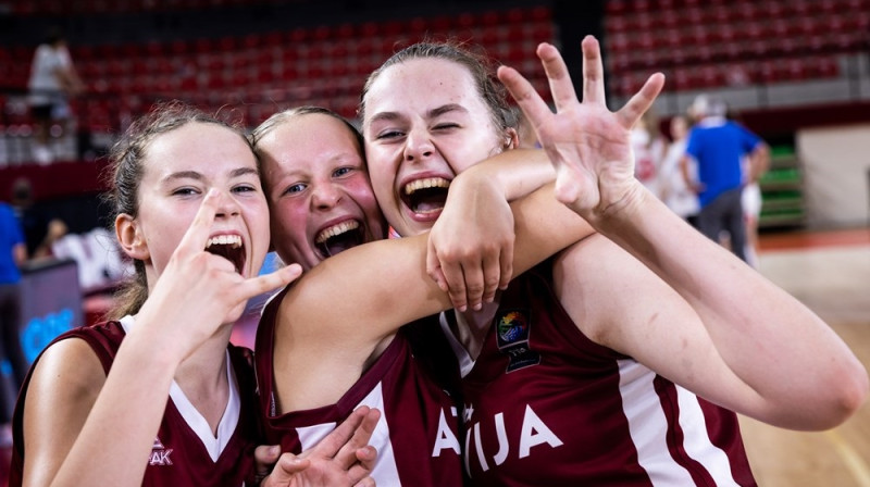 Marta Ploriņa, Maija Aploka un Anna Liepiņa 2023. gada 13. augustā. Foto: FIBA