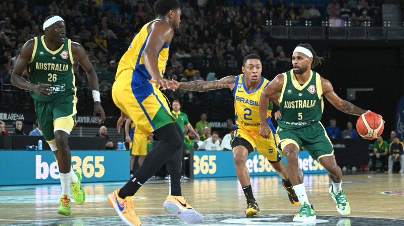 Austrālijas valstsvienības basketbolists Petijs Milss ar bumbu spēlē pret Brazīliju. Foto: Joel Carrett/EPA/Scanpix