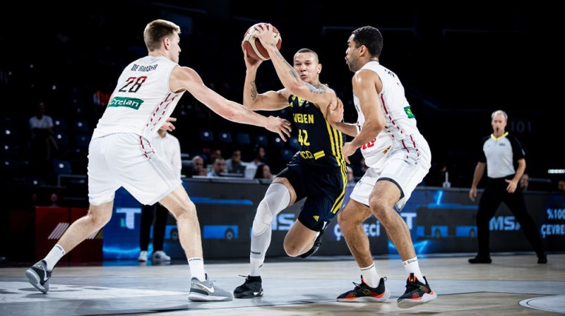 Elaidža Klerenss ar bumbu spēlē pret Beļģijas valstsvienību. Foto: FIBA