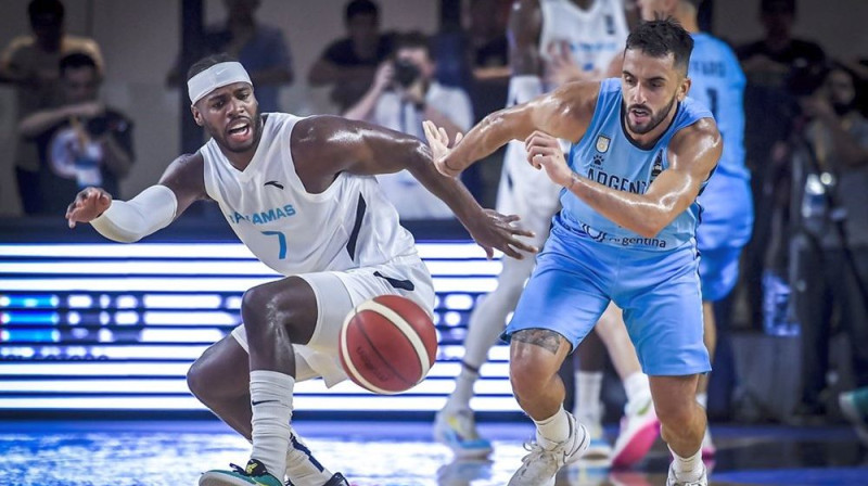 Badijs Hīlds un Fakundo Kampaso cīņā par bumbu. Foto: FIBA