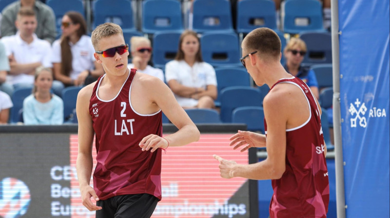 Kārlis Jaundžeikars un Matīss Šalkovskis. Foto: Artūrs Stiebriņš, CEV