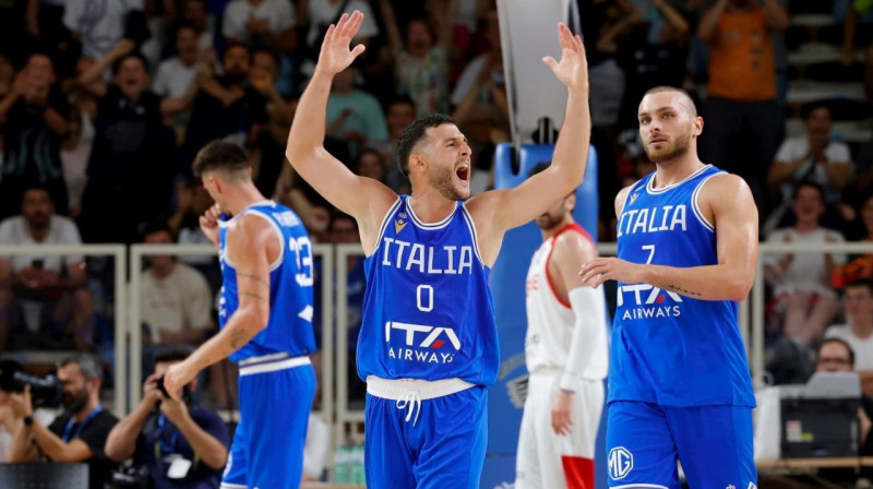 Itālijas valstsvienības basketbolisti Marko Spisu (Nr. 0) un Stefano Tonuts (Nr. 7). Foto: Italbasket