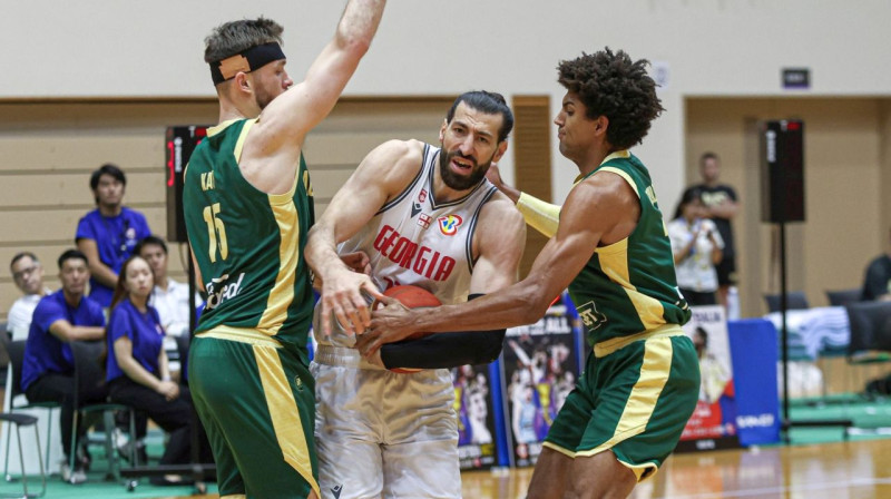 Tornike Šengelija Austrālijas valstsvienības basketbolistu ielenkumā. Foto: Georgian Basketball Federation