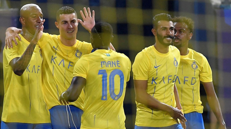 No kreisās: Andersons Taliska, Krištianu Ronaldo, Sadio Manē un citi Rijādas "Al-Nassr" futbolisti. Foto: Yazid al-Duwihi/Reuters/Scanpix