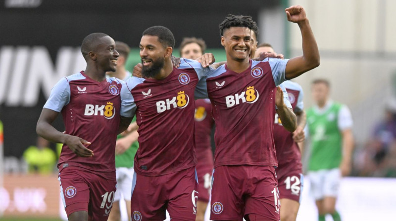 Priekšplānā no kreisās: Birmingemas "Aston Villa" futbolisti Musa Diabī, Duglass Luiss un Ollijs Votkinss. Foto: Neil Hanna/Zumapress.com/Scanpix