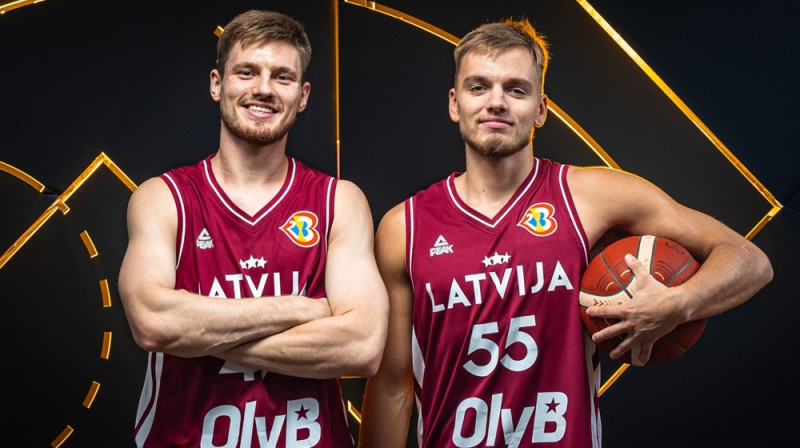 Artūrs Kurucs un Artūrs Žagars. Foto: FIBA