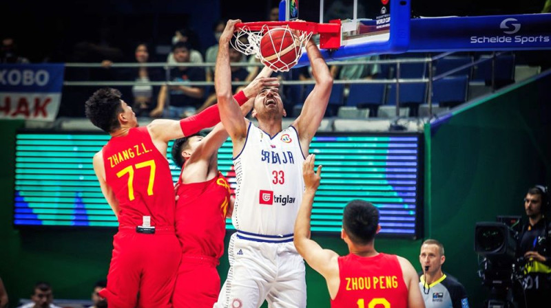 Nikola Milutinovs noslēdz Serbijas uzbrukumu. Foto: fiba.basketball