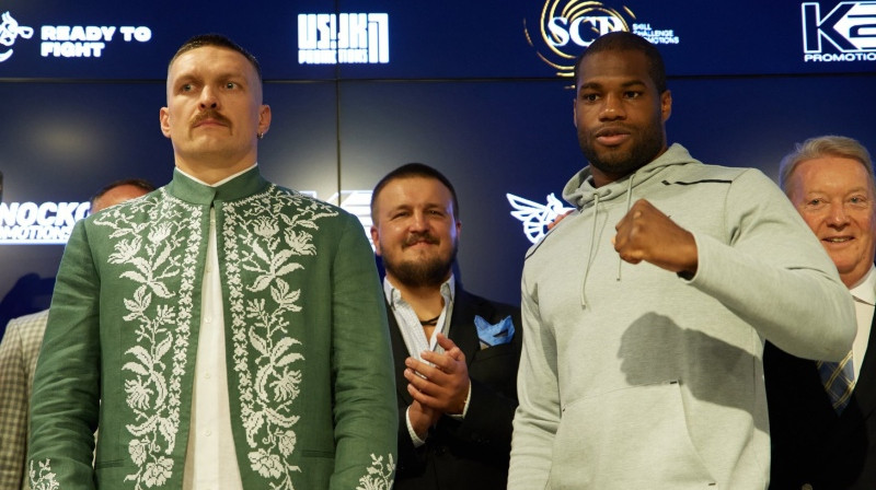 Oleksandrs Usiks un Daniels Dubuā. Foto: Knockout Promotions