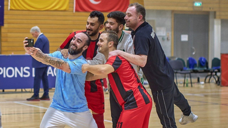 "Riga" līderis Rikardinju ar Stambulas "Şişli" pārstāvjiem. Foto: Igors Timofejevs/Riga Futsal Club