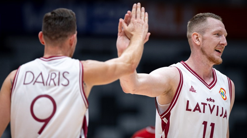 Dairis Bertāns un Rolands Šmits. Foto: FIBA