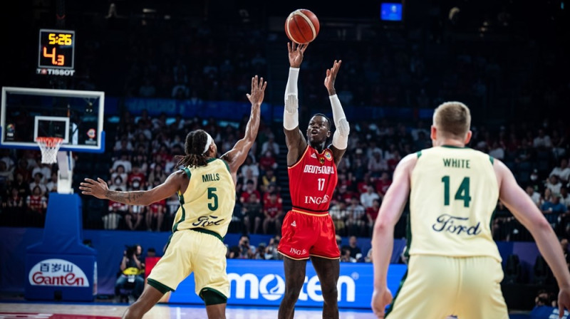 Deniss Šrēders izpilda tālmetienu. Foto: FIBA