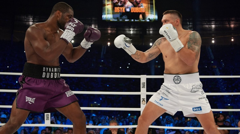 Daniels Dubuā un Oleksandrs Usiks. Foto: Piotr Duszczyk/Boxingphotos.pl