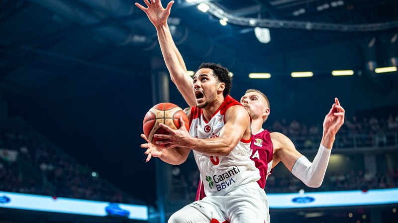 Šeins Larkins pret Kristapu Porziņģi. Foto: FIBA