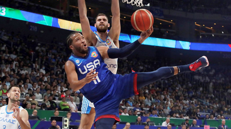 ASV izlases basketbolists Džeilens Bransons ar bumbu. Foto: Francis R. Malasig/EPA/Scanpix