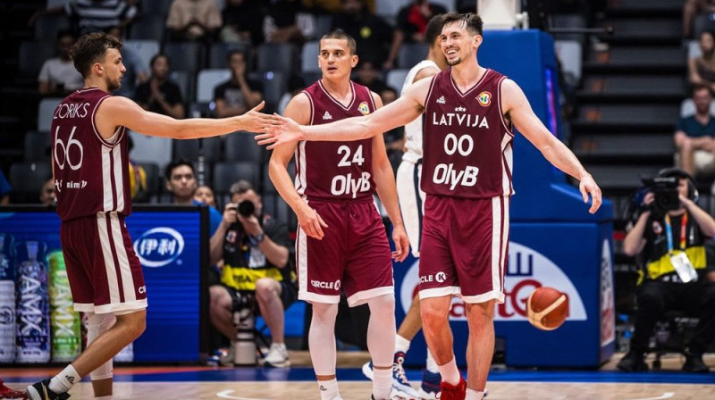 Rodions Kurucs, Kristers Zoriks un Andrejs Gražulis. Foto: FIBA