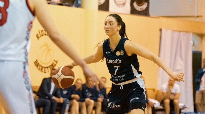 Paula Kļeščova spēlē pret basketbola skolas "Rīga" juniorēm. Foto: Liepāja/LSSS