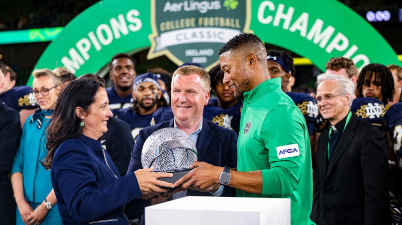 "Aer Lingus College Football Classic" balvas pasniegšana. Foto: Notre Dame twitter