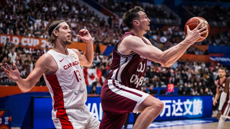 Kelijs Oliniks un Rodions Kurucs. Foto: FIBA