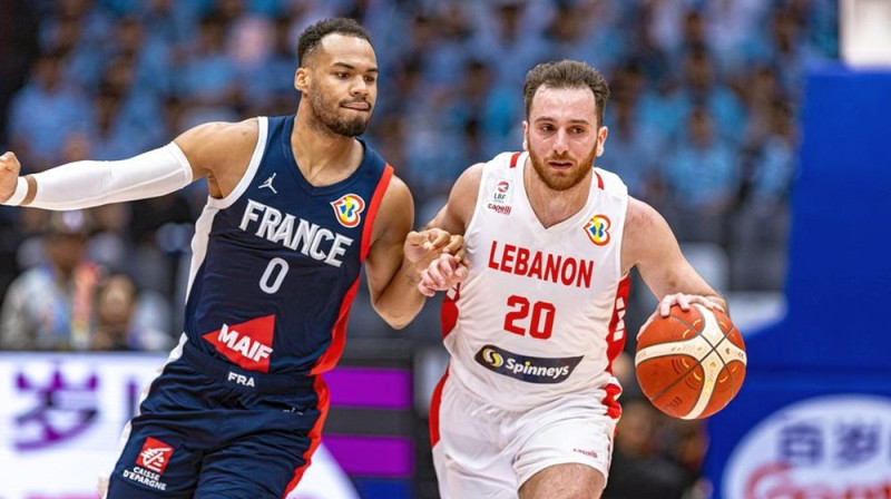 Francūzis Elī Okobo cīņā pret libānieti Vaelu Arakži. Foto: FIBA