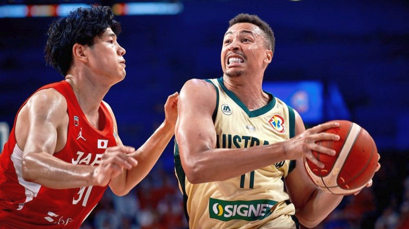 Austrālietis Dante Eksams uzbrukumā spēlē pret Japānas valstsvienību. Foto: FIBA