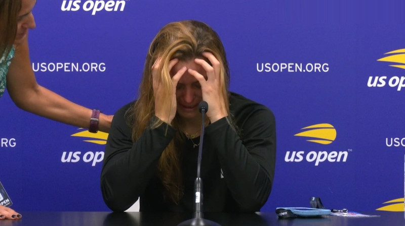 Marija Sakari raud preses konferencē. Foto: Univers Tennis / Eurosport