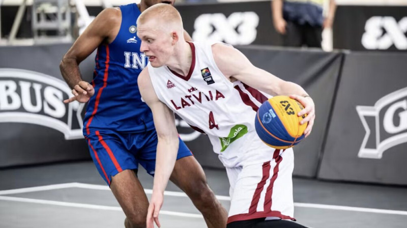 Toms Salnājs ar bumbu. Foto: FIBA