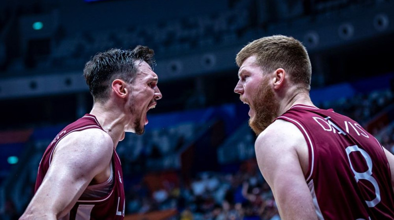 Rodions Kurucs un Dāvis Bertāns mačā pret Spāniju. Foto: FIBA