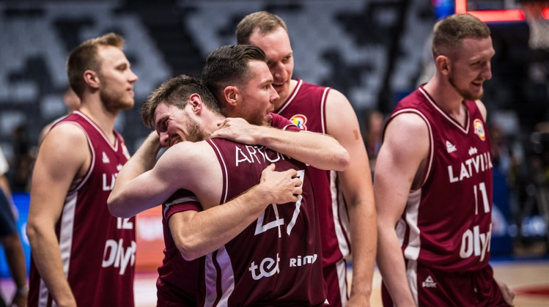 Dairis Bertāns un Artūrs Kurucs 2023. gada 1. septembrī. Foto: FIBA