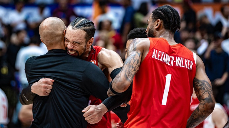 Dilons Brukss ar Kanādas valstsvienības galveno treneri Žordi Fernandesu. Foto: FIBA