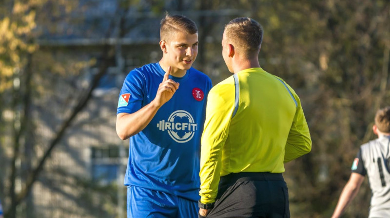 "Leevon Saldus" futbolists Rūdolfs Muižnieks sarunā ar tiesnesi. Foto: LFF