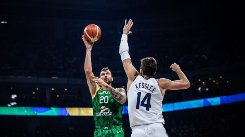 Donāts Motejūns pret Vokeru Kesleru. Foto: FIBA