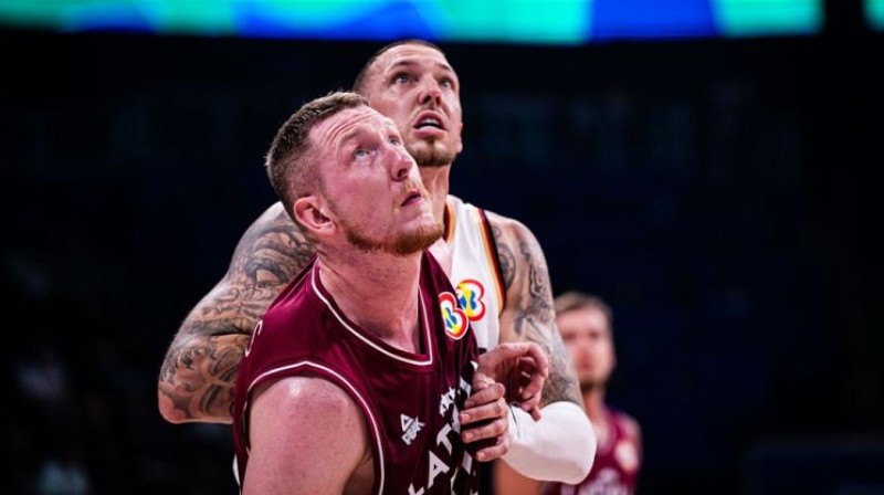 Rolands Šmits pret Dānielu Taisu. Foto: FIBA