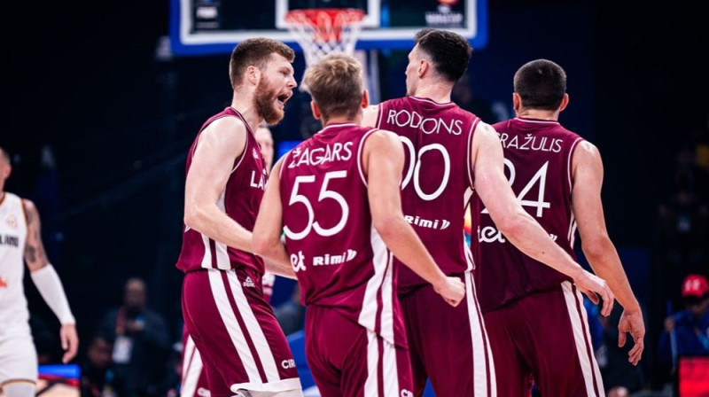 Latvijas izlases spēlētāji. Foto: FIBA